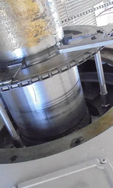 Machinaal bewerken van de uitgangsas van een 1600 KW-motor voor een H2S-compressor in Oman