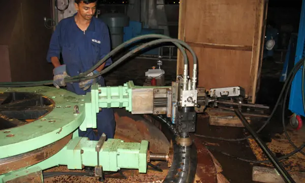 Bearbejdning af kranpiedestal på ABG Shipyard Surat