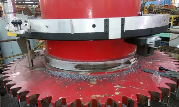 Machinaal bewerken van het onderste lagergedeelte van het drukblok van een kraanvoetstuk met een diameter van 1200 mm
